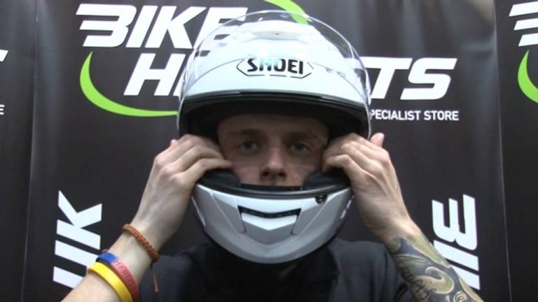 Fitting-Motorcycle-Helmet - RTT Motor Sports